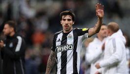 Juventus, che concorrenza per Tonali e Osimhen: il City prepara maxi-offerta per l’azzurro, United in pressing sul bomber 