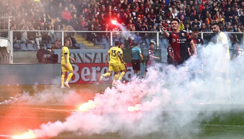 Genoa-Lazio caos: rosso dubbio a Otoa, Mandas colpito da un fumogeno e gara sospesa 5’