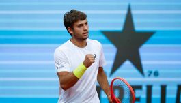Madrid, la fortuna da una mano a Cobolli: Rune costretto al ritiro dopo il primo set, Flavio vola al terzo turno