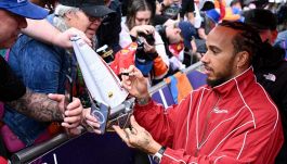Ferrari, Hamilton ai tifosi: "Incrociate le dita per me". Ma l'ex pilota denuncia: "Fan di Lewis furiosi con me"