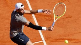 Madrid, Berrettini prima s’incarta poi risolve: batte Giron al terzo set ma l'infortunio preoccupa. Lunedì sfida Draper