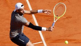 Madrid, Berrettini prima s’incarta poi risolve: batte Giron al terzo set ma l'infortunio preoccupa. Lunedì sfida Draper