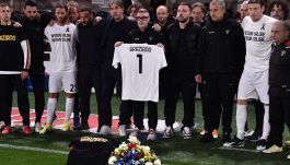 Atalanta-Lecce per Graziano Fiorita: la maglia bianca, i brividi al minuto di silenzio, fumogeni e contestazione