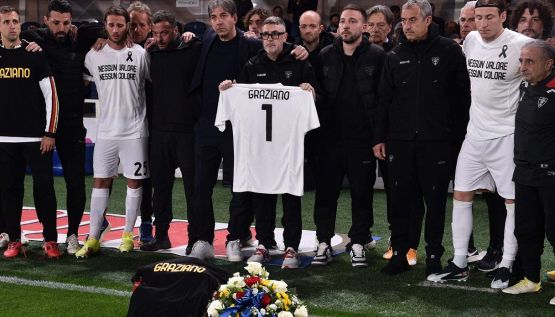Atalanta-Lecce per Graziano Fiorita: la maglia bianca, i brividi al minuto di silenzio, fumogeni e contestazione