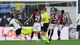 Lazio-Torino, moviola: Massa confuso, rigore negato, poi estrae sette gialli ma sono pochi