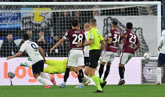 Lazio-Torino, moviola: Massa confuso, rigore negato, poi estrae sette gialli ma sono pochi