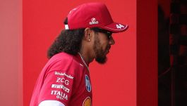 F1, un Hamilton mai visto in Bahrain: capelli lunghi e nuovo taglio per esorcizzare il momento Ferrari