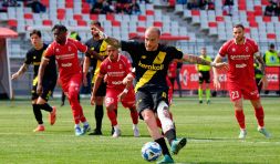 Bari-Modena, moviola: rigore dubbio, rosso diretto e l’arbitro smentisce il Var, che polemiche