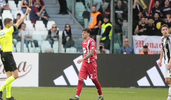 Juventus-Monza, moviola: perché Yildiz è stato espulso e cosa rischia, mancato rosso a Carboni