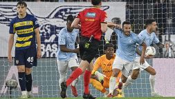 Lazio-Parma, moviola: Sacchi sbaglia dall’inizio alla fine, reclamati due rigori, annullato un gol, graziati giocatori