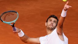 Atp Madrid 2025, solito folle Musetti contro Tsitsipas dopo il ribaltone impensabile vince al tie-break e va agli ottavi