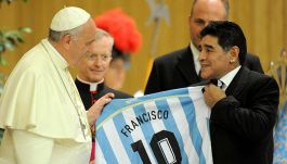 La risposta spiazzante di Papa Francesco sull'eterna diatriba tra Messi e Maradona: il giudizio su Pelé