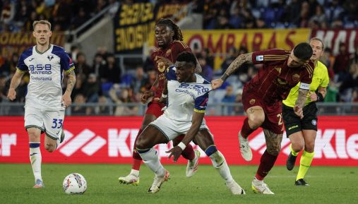 Roma-Verona, la moviola: le proteste sul penalty e il rosso mancato