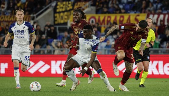 Roma-Verona, la moviola: le proteste sul penalty e il rosso mancato