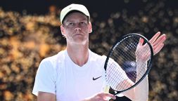 Sinner choc: “Ho pensato di mollare”. La replica agli attacchi della Pellegrini sul doping. Djokovic salta Roma