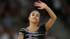 Scandalo ritmica, Sofia Raffaeli durissima su mutande e punizioni: e intanto le Farfalle saltano il debutto