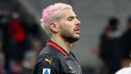 Lo stato di crisi del Milan, Theo Hernandez festeggia la secondogenita con Zoe Cristofoli e punta il Real Madrid