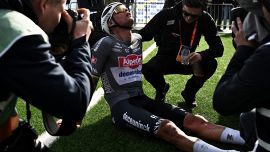 Van der Poel, il trionfo alla Parigi-Roubaix e l'accusa choc: 'Colpito da una borraccia, è tentato omicidio'