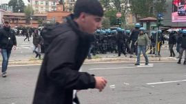 Derby Lazio - Roma, lancio di bottiglie e petardi contro la polizia: 7 feriti
