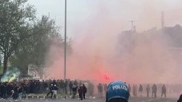 Derby Lazio - Roma, cori e fumogeni dei tifosi romanisti all'esterno dello stadio