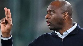 Genoa, da Vieira arriva l'ultimo schiaffo a Balotelli: lui si consola con la figlia