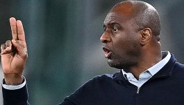 Genoa, da Vieira arriva l'ultimo schiaffo a Balotelli: lui si consola con la figlia