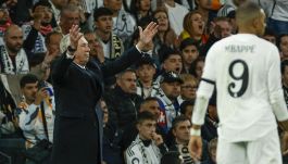 Real Madrid, Ancelotti e la risposta sul suo futuro: ecco chi c'era in tribuna, Mbappè scaricato dai tifosi