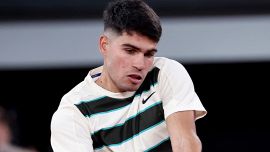 Carlos Alcaraz si ingrazia il pubblico del Roland Garros e sfoggia un completo omaggio al rugby con rasatura inedita
