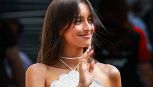 Alexandra Saint Mleux spacca ai box e si prende la scena a Montecarlo mentre Leclerc vince le prime libere del Gp di Monaco