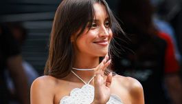 Alexandra Saint Mleux crea scompiglio ai box e si prende la scena mentre Leclerc vince le prime libere del Gp di Monaco