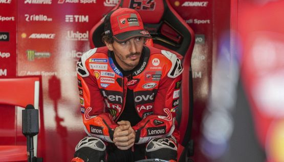 MotoGp Barcellona: Binder e Acosta, Ktm davanti ai fratelli Marquez. Incubo Bagnaia: eliminato e Tardozzi lo sgrida