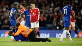 Chelsea-Manchester United, moviola: l’arbitro le sbaglia tutte, c’è anche un’invasione di campo
