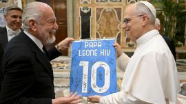 Napoli in Vaticano dal Papa, la gaffe e la battuta di Leone XIV: 'Forse perché dicono che sono romanista'