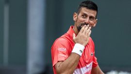 Ginevra, Djokovic distrugge la racchetta ma piega Arnaldi: Nole festeggia il 38mo compleanno con la semifinale