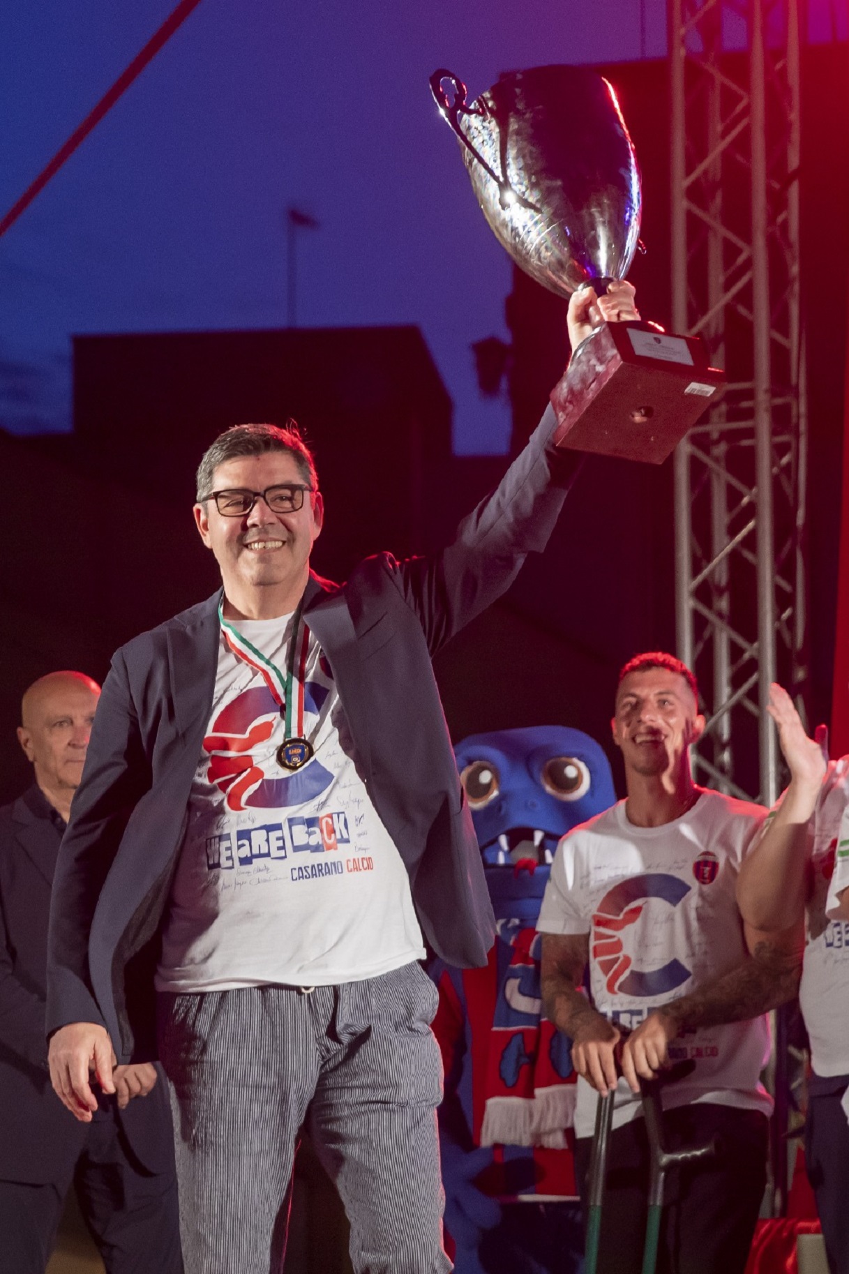 Il presidente Filograna alza al cielo la coppa per la promozione del Casarano (foto Gigi Garofalo)