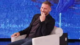 Roma, Totti da impazzire: show a Ballando con le stelle, la battuta virale