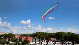 Lo spettacolo inatteso e stupefacente nel cielo di Roma ferma gli Internazionali, compreso Sinner: sono le Frecce Tricolore