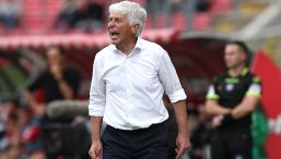 Monza-Atalanta, Gasperini litiga con un giornalista: volano insulti, un taccuino e una bottiglietta d'acqua