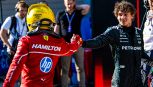 Kimi Antonelli in pole: Hamilton esulta sui social, Leclerc discute con Bozzi in radio. Furia Doohan, inaccettabile