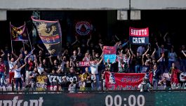 Cosenza-Cesena, follia allo stadio: i tifosi calabresi fanno esplodere la protesta, lancio di razzi dall'esterno e match sospeso