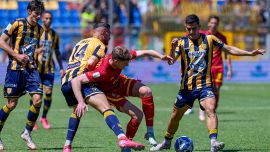 Serie B, la moviola: negato rigore netto al Catanzaro, irregolare gol del Modena