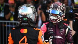F1, Antonelli pole a Miami urla in radio, il giro con Mara Sangiorgio, complimenti di Hamilton, l'abbraccio con papà Marco