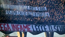 Lecce-Napoli, partita sospesa per fumogeni e petardi: i tifosi salentini fischiano l’inno della Serie A e insultano Conte