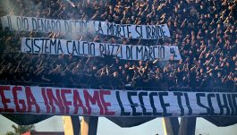 Lecce-Napoli, partita sospesa per fumogeni e petardi: i tifosi salentini fischiano l’inno della Serie A e insultano Conte
