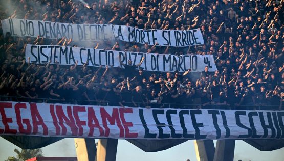 Lecce-Napoli, partita sospesa per fumogeni e petardi: i tifosi salentini fischiano l’inno della Serie A e insultano Conte