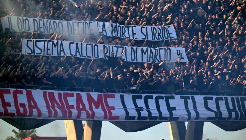 Lecce-Napoli, partita sospesa per fumogeni e petardi: i tifosi salentini fischiano l’inno della Serie A e insultano Conte