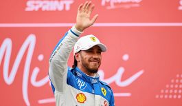 F1 Miami, Hamilton sbotta contro Ferrari poi azzecca il cambio gomme: i team radio di Lewis