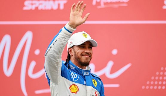 F1 Miami, Hamilton sbotta contro Ferrari poi azzecca il cambio gomme: i team radio di Lewis