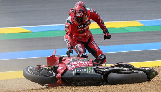 MotoGP, Bagnaia nella ghiaia a Le Mans: la caduta per colpa dell'anteriore punto debole di Pecco