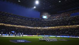 Inter-Barcellona, San Siro da brividi: coreografia, luci e accoglienza infuocata per i nerazzurri